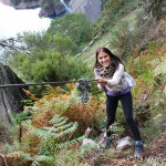 Escalando por una pendiente de rocas