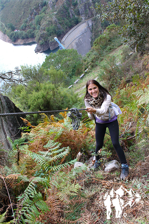 Escalando por una pendiente de rocas