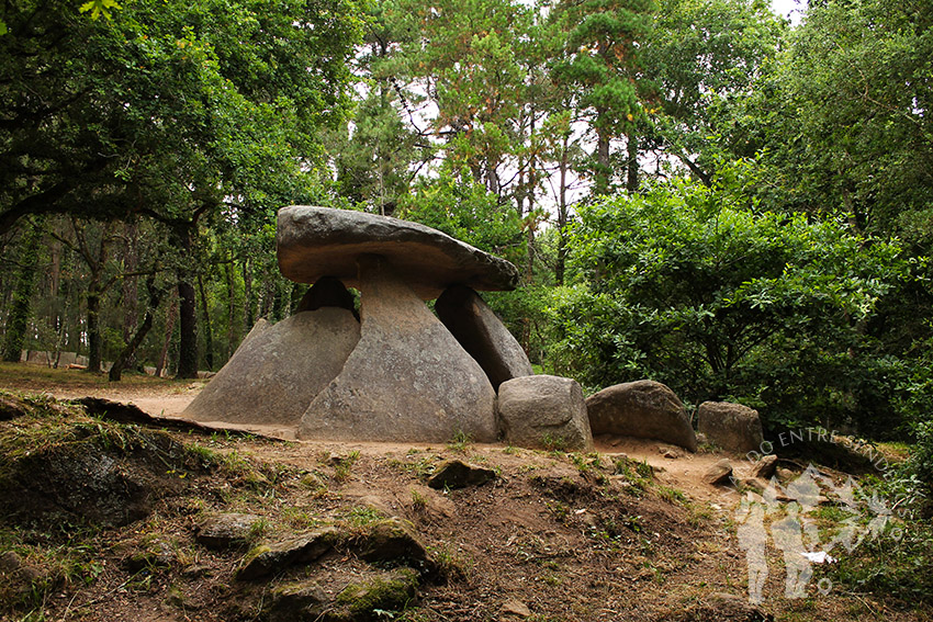 Dolmen de Axeitos o pedra do mouro