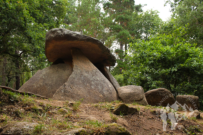 Dolmen de Axeitos o pedra do mouro