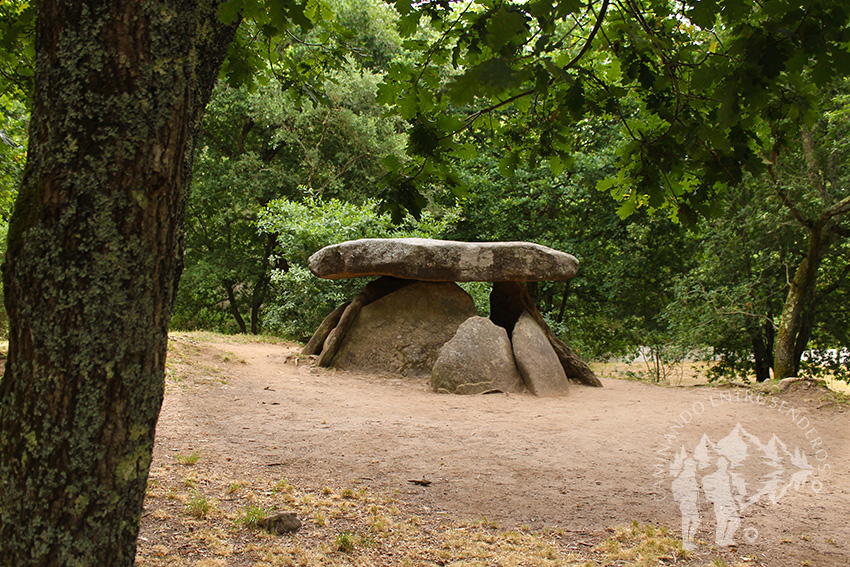 Dolmen de Axeitos o pedra do mouro