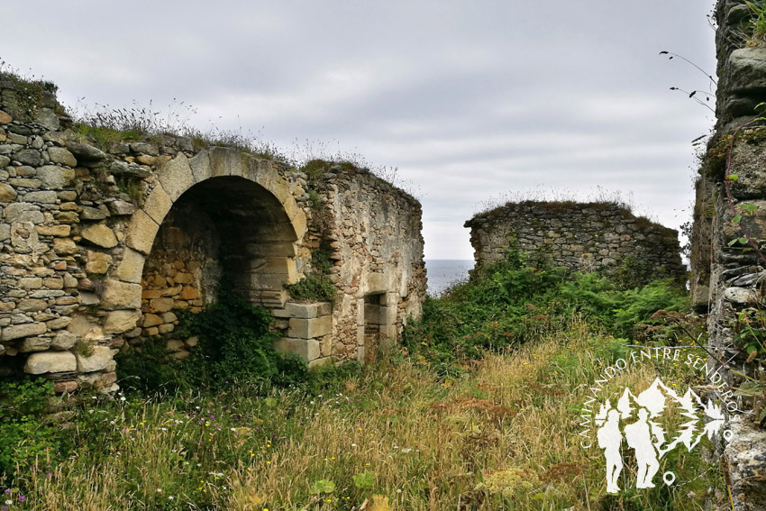 Ruinas da Ermida de San Tirso